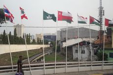 Bendera Peserta Asian Games di Pluit Dipasang Warga untuk Acara Pawai Obor