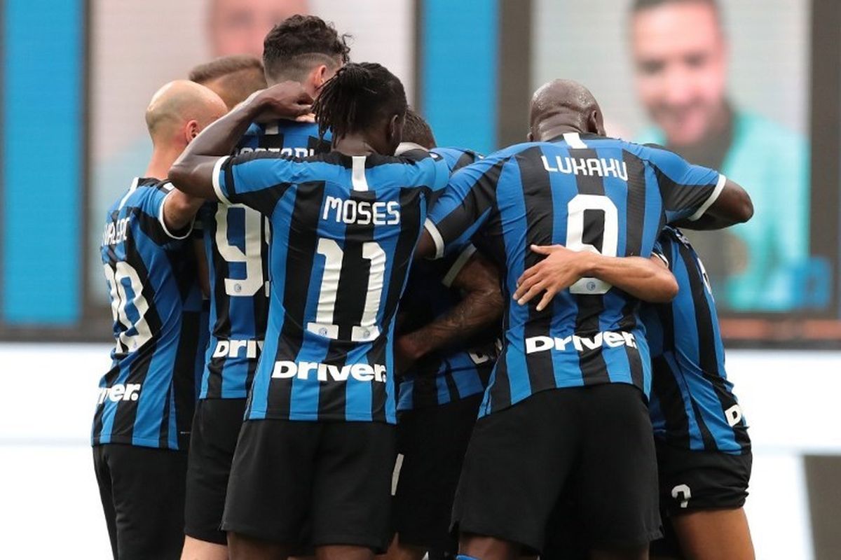 Para pemain Inter Milan merayakan gol Cristiano Biraghi ke gawang Sassuolo pada lanjutan pekan ke-27 Liga Italia yang digelar di Stadion Giuseppe Meazza, Kamis (25/6/2020) dini hari WIB.