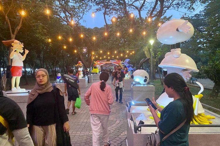Pengunjung memadati Festival Karakter Kekayaan Intelektual (FKKI) by Pop Art di taman sisi selatan Monas, Jakarta Pusat, Sabtu (19/8/2023). 