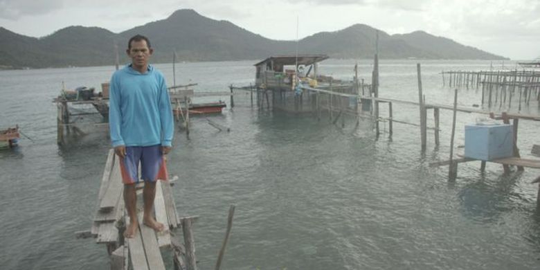 Nelayan tradisional Natuna, Sodikin menyebut kapal dan alat tangkap ikannya tidak memadai. Sodikin sedang berdiri di halaman belakang rumahnya di Pulau Tiga Barat, Kabupaten Natuna. 