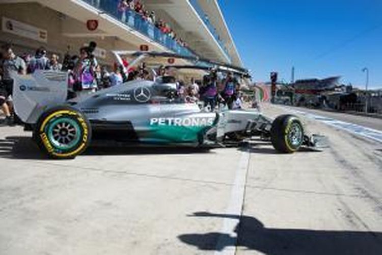 Pebalap Mercedes asal Inggris, Lewis Hamilton, meninggalkan pit saat menjalani sesi latihan kedua GP AS di Sirkuit Americas, Jumat (31/10/2014).