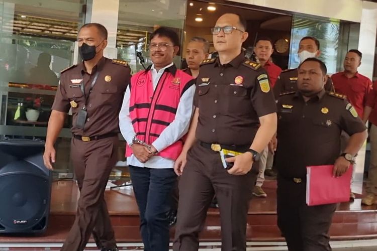 Menkominfo Johnny G Plate mengenakan rompi tahanan khas Kejagung berwarna pink  di Lobi Gedung Bundar Kejagung, Jakarta, Rabu (17/5/2023).