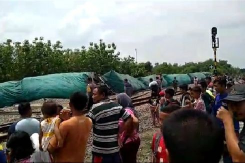 Kereta Api Pengangkut Semen Anjlok di Blora, 10 Gerbong Terguling