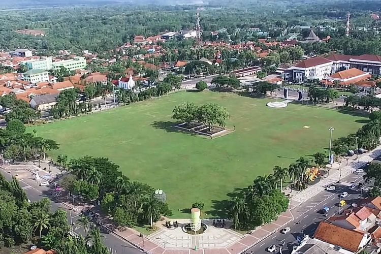 Alun-alun Kabupaten Purworejo, Jawa Tengah.