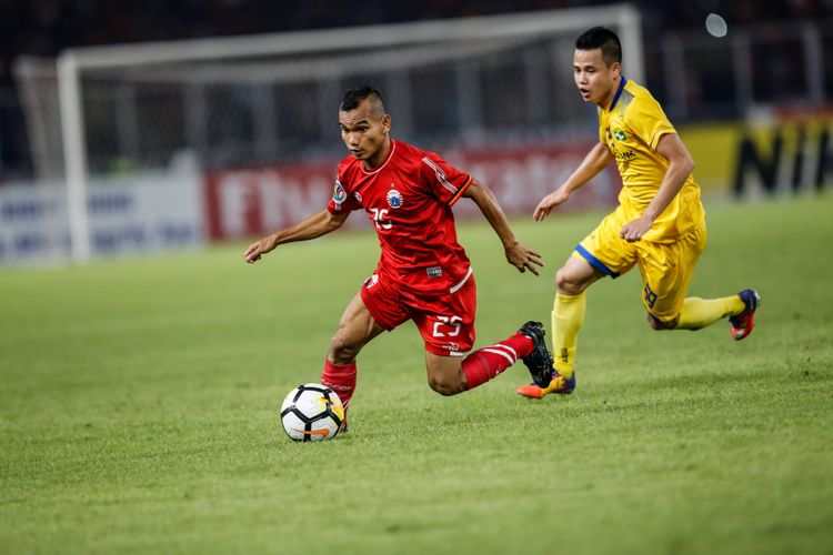 Pemain Persija Jakarta Riko Simanjuntak berebut bola dengan pemain Song Lam Nghe An pada laga kedua Grup H Piala AFC di Stadion Utama Gelora Bung Karno, Jakarta, Rabu (14/3/2018). Persija menang dengan skor 1-0.