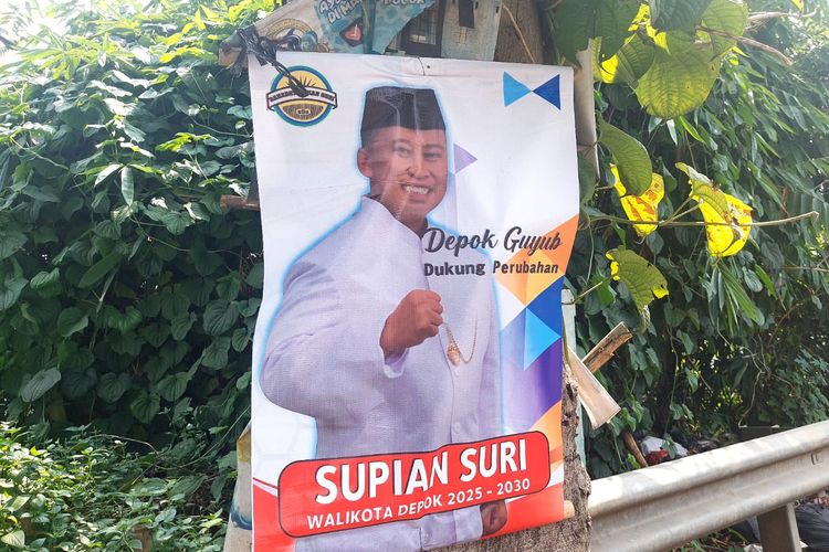 Spanduk kampanye Supian Suri yang dipasang di pohon pinggir Jalan Pitara, Pancoran Mas, Kota Depok, Jumat (6/6/2024).