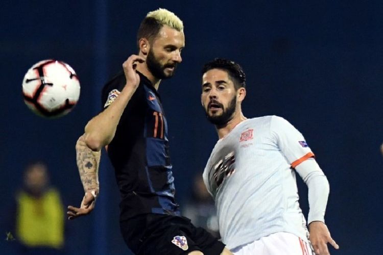 Marcelo Brozovic dan Isco berduel saat Kroasia vs Spanyol di Stadion Maksimir dalam lanjutan UEFA Nations League, 15 November 2018. 