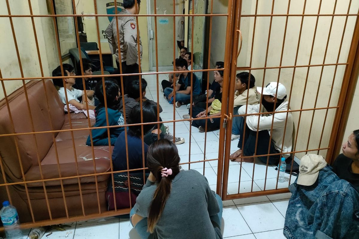 Polisi mengamankan sejumlah remaja peserta SOTR, karena kedapatan membawa dua buah senjata tajam jenis celurit di kawasan Senayan, Tanah Abang, Jakarta Pusat, Minggu (24/4/2022).