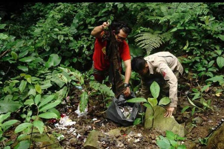Warga tengah membersihkan sampah selana dalam di Pegunungan Sanggabuana.