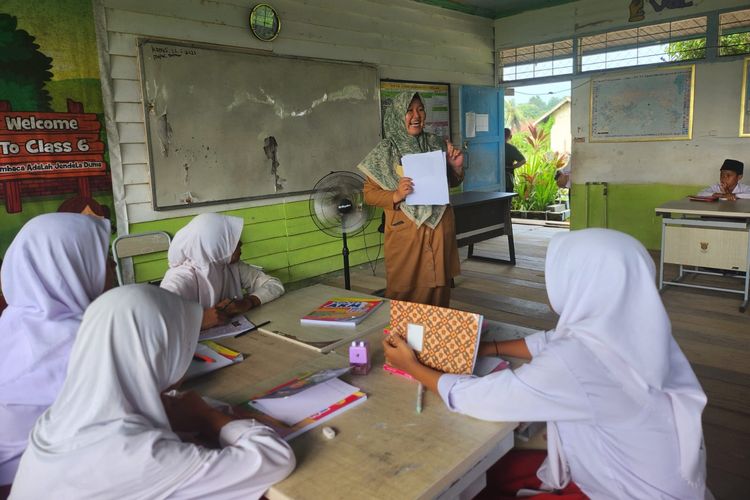 Desi Lasari, Kepala Sekolah SDN 007 Samarinda Utara saat memberikan materi pembelajaran di kelas.