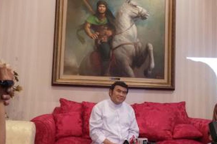 Raja dangdut Rhoma Irama melakukan konferensi pers dikediamannya di kawasa  Jakarta Selatan. Rhoma mengajak semua pihak untuk menjaga situasi kondusif mejelang pengumuman resmi KPU hasil pilpres 2014.
