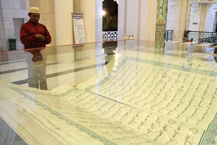 Al Quran raksasa di Masjid Raya Makassar