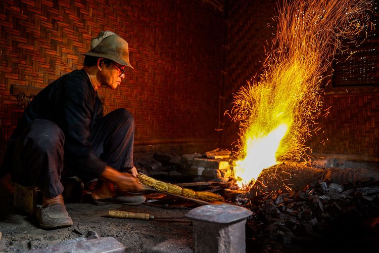 Ki Empu Sungkowo Harumbrodjo menempa besi saat pembuatan keris di rumah tempa miliknya di Dusun Gatak, Desa Sumberagung, Kecamatan Moyudan, Kabupaten Sleman, Jumat (3/9/2021). Seni Tempa Pamor Ki Empu Sungkowo Harumbrodjo yang merupakan empu keris keturunan Kerajaan Majapahit. Dia menerima pembuatan keris yang dijual ke sejumlah kota Tanah Air hingga Amerika, Singapura dan Malaysia.