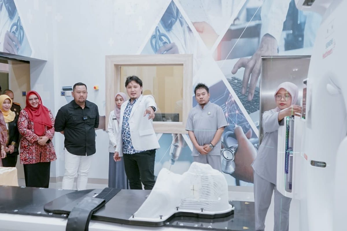Bupati Gresik Fandi Akhmad Yani bersama mengecek Gedung Instalasi Pelayanan Kanker Terpadu (IPKT) di kompleks RSUD Ibnu Sina, yang baru diresmikan pada Kamis (25/7/2024).