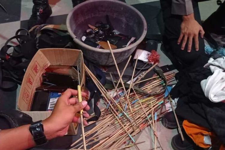 Berbagai senjata tajam dan botol minuman keras disita dari sekretariat Batalyon B120 di Jl Korban 40.000, Kecamatan Tallo, Kota Makassar.