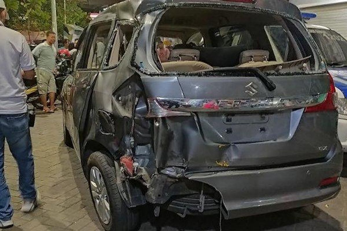 Kondisi Mobil Suzuki Ertiga bernopol L 1748 HY yang ringsek pada bodi bagian belakang sisi kiri, setelah tertabrak Kereta Api (KA) Turangga, Rute Surabaya-Bandung, di Jalan Kalibokor, Gubeng, Surabaya, sekitar pukul 19.30 WIB, pada Sabtu (7/6/2025).