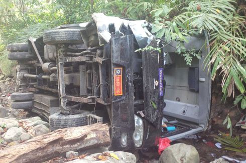 Bus Rombongan Guru Dari Jakarta Masuk Jurang di Palabuhanratu, 1 Tewas