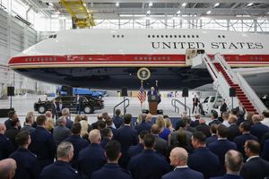 Trump Pamerkan Air Foce One Baru Hadiah Qatar, Dijuluki Gedung Putih Terbang