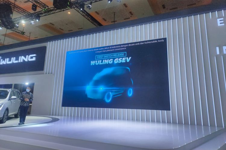 Han Dehong dengan sketsa Wuling GSEV