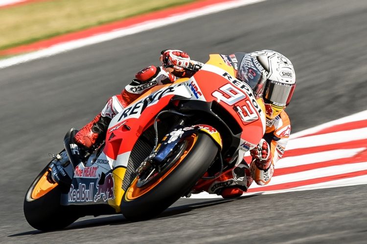 Pebalap Repsol Honda, Marc Marquez, beraksi dalam latihan bebas di Sirkuit Marco Simoncelli pada GP San Marino di Misano, 8 September 2017.
