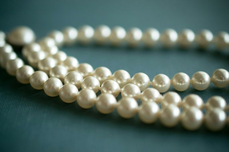 Perhiasan mutiara mudah kusam jika salah perawatan. Simak cara merawat perhiasan mutiara agar tetap berkilau dan awet.
