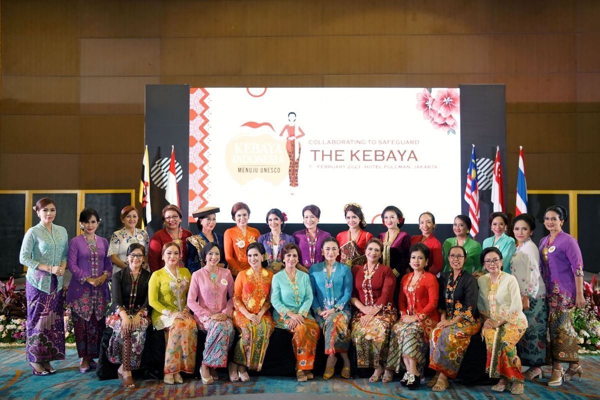 Timnas Kebaya Indonesia dalam acara Collaborating to Safeguard The Kebaya di Hotel Pullman Jakarta, Selasa (7/2/2023).