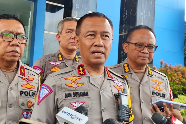 Kepala Korps Lalu Lintas (Kakorlantas) Polri Irjen Aan Suhanan di Km 29 Tol Jakarta Cikampek, Jawa Barat, Minggu (14/4/2024).