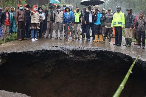 Lubang Besar Muncul di Jalan Brebes-Tegal, Ini Penyebabnya