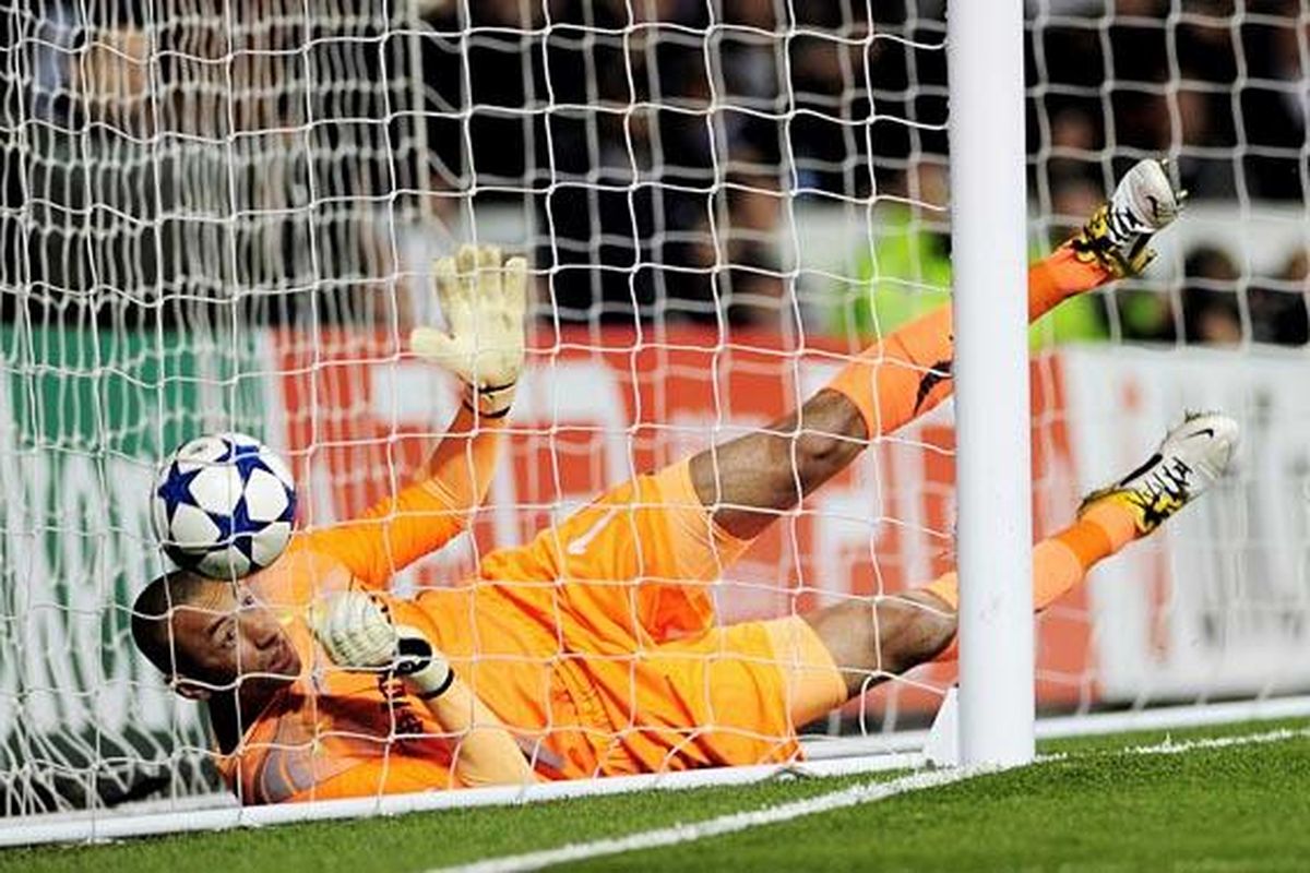 Kiper Tottenham Hotspur, Heurelho Gomes, gagal mengeblok tendangan keras penyerang Real Madrid, Cristiano Ronaldo, pada laga Liga Champions di Stadion White Hart Lane, London, Inggris, Kamis (13/4).  Tottenham kalah 0-1.