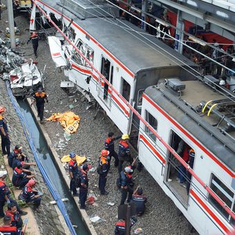 Sejumlah petugas mengevakuasi badan KRL pasca kecelakaan di Stasiun Bekasi Timur, Kota Bekasi, Selasa (28/4/2026).