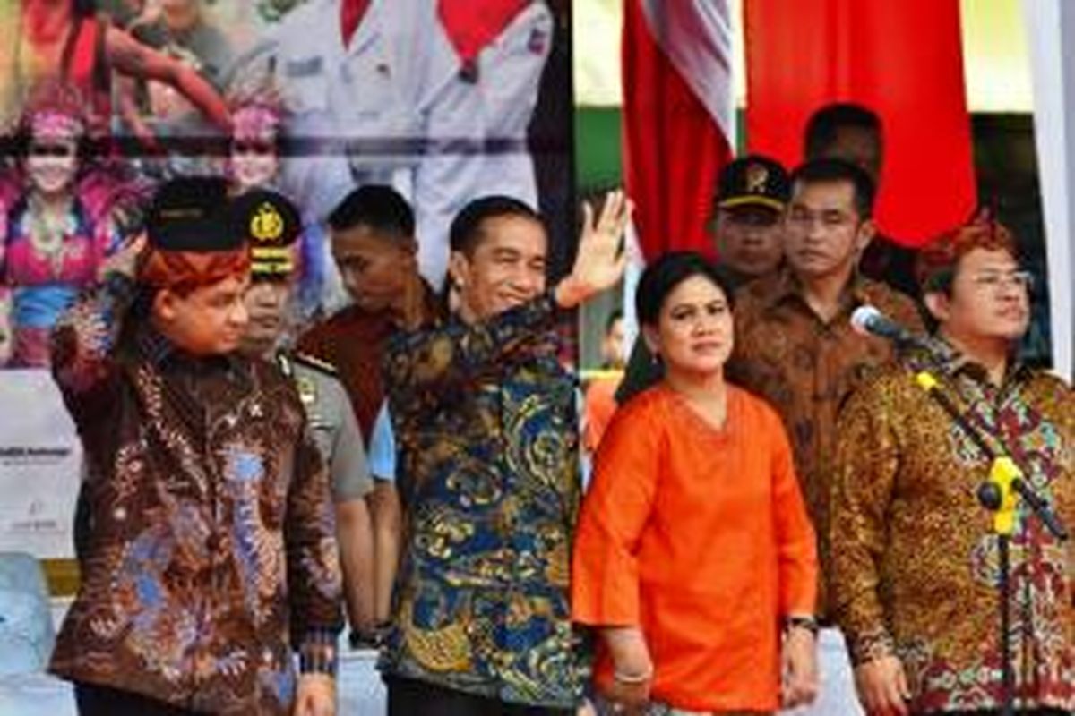 Presiden RI Joko Widodo melambaikan tangan kepada warga Bogor dalam acara Cap Go Meh, Kamis (5/3/2015). Dalam acara itu, Jokowi hadir ditemani Ibu Negara Iriana, serta sejumlah pejabat lainnya. K97-14