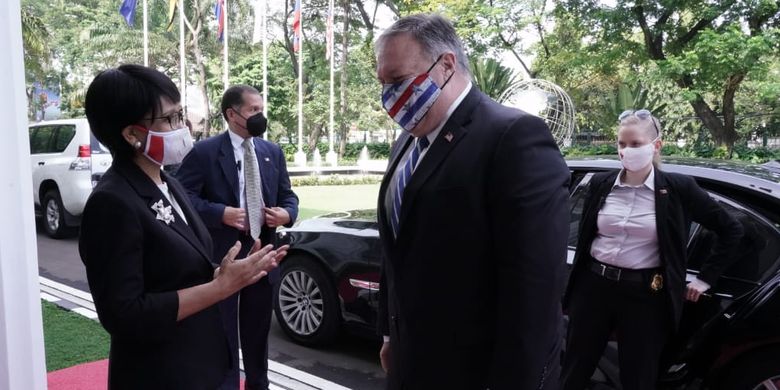 The Indonesian Foreign Minister Retno Marsudi (left) shares light moment with her US counterpart Mike Pompeo (right) in Jakarta on Thursday, October 29, 2020. 