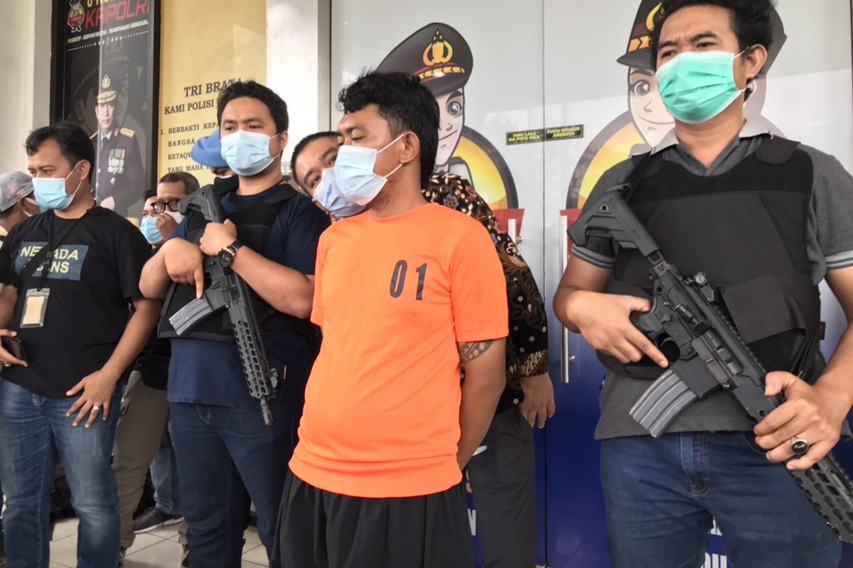 Pelaku pembunuhan pasangan suami istri di BSD, Wahyuapriansyah (22) dirilis oleh pihak Polres Tangerang Selatan pada Minggu (14/3/2021)