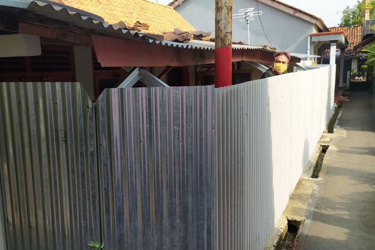 Rumah milik Sabar Suharno (46) warga RT 2 RW 10, Desa Ajibarang Wetan, Kecamatan Ajibarang, Kabupaten Banyumas, Jawa Tengah, ditutup dengan seng.