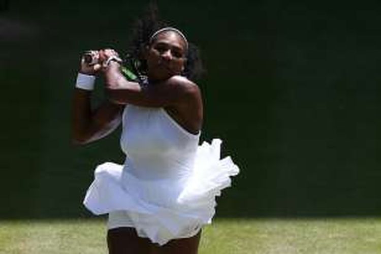Petenis Amerika Serikat, Serena Williams, mengembalikan bola dari petenis Rusia, Elena Vesnina, pada laga semifinal Wimbledon di The All England Lawn Tennis Club, London, Kamis (7/7/2016).