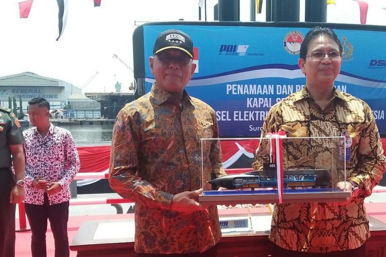 Menteri Pertahanan (Menhan) Ryamizard Ryacudu (memakai topi) meluncurkan Kapal Selam Alugoro-405 di Surabaya, Kamis (11/4/2019). 