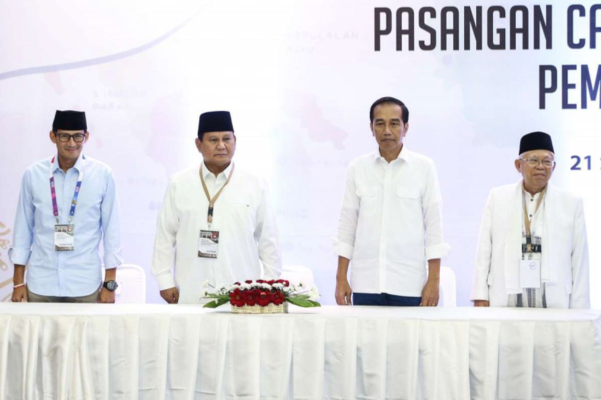 Dua pasangan calon presiden dan wakil presiden Prabowo Subianto - Sandiaga Uno dan Joko Widodo - Maruf Amin saat acara pengundian dan penetapan nomor urut pasangan calon presiden dan wakil presiden pemilu 2019 di Gedung Komisi Pemilhan Umum, Jakarta, Jumat (21/9/2019). Pasangan Joko Widodo - Maruf Amin mendapat nomor urut satu dan pasangan Prabowo Subianto - Sandiaga Uno mendapat nomor urut dua.