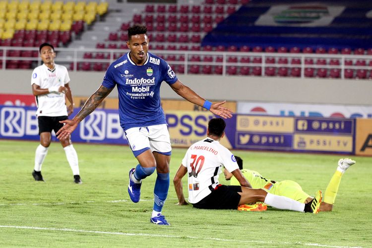 Pemain asing Persib Bandung Wander Luiz melakukan selebrasi seusai menjebol gawang Persipura Jayapura pada pertandingan pekan 10 Liga 1 2021 yang berakhir dengan skor 3-1 di Stadion Monahan Solo, Sabtu (30/10/2021) malam.