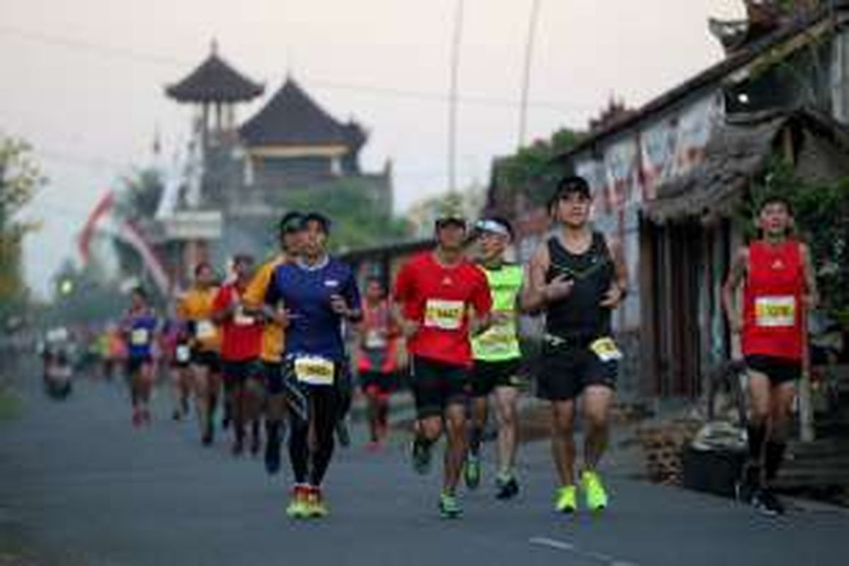 Peserta mengikuti lomba lari internasional Maybank Bali Marathon (MBM) 2016 di Gianyar, Bali, Minggu (28/8/2016). MBM 2016 memperlombakan kategori full-marathon (42,197 km), half-marathon (21,0975 km), 10K, dan lomba lari anak (children sprint) dengan total hadiah lebih dari Rp 2 miliar bagi 88 orang pemenang. 