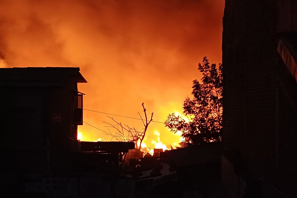 Kebakaran melanda pemukiman padat penduduk di Jalan Jatayu I, Kebayoran Lama, Jakarta Selatan, terbakar, Rabu (4/10/2023).