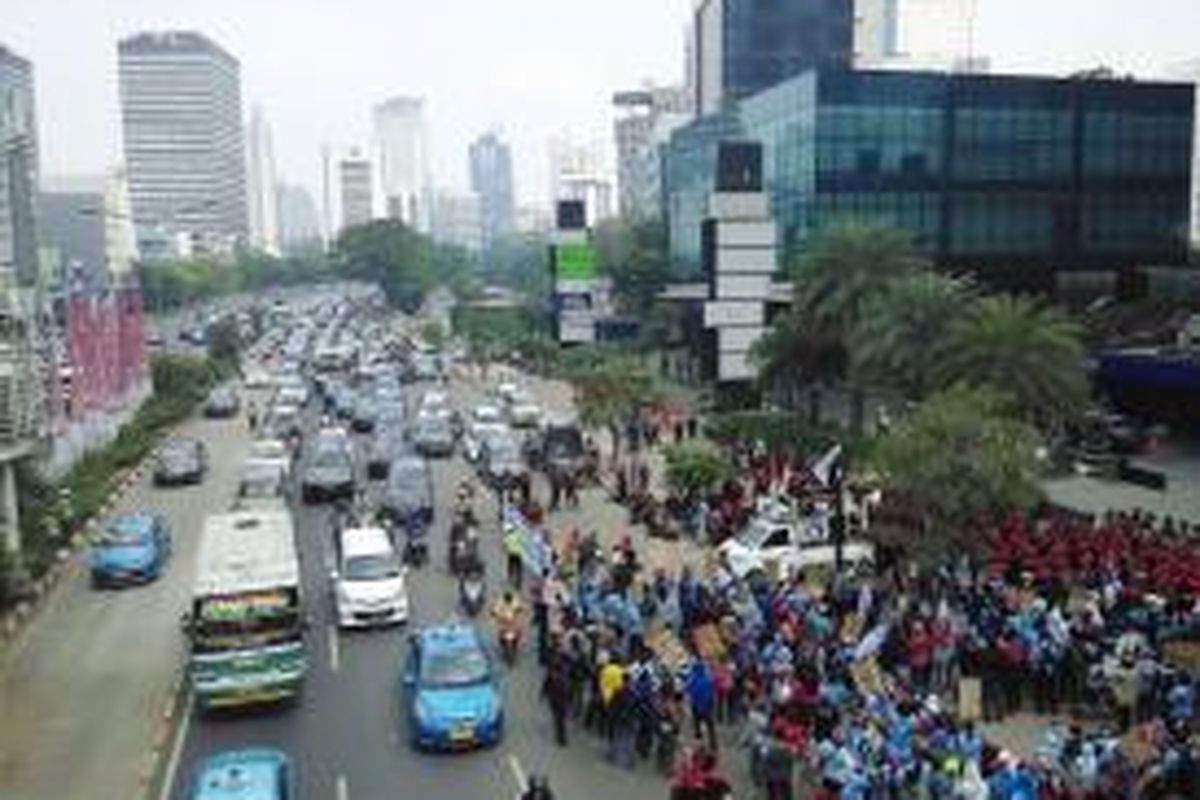 Ratusan buruh unjuk rasa di depan gedung UOB mengakibatkan kemacetan hingga kawasan Dukuh Atas, Rabu (17/6/2015) siang