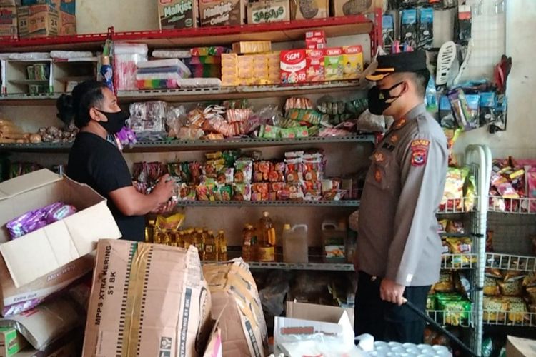 Foto: Kepala Kepolisian Resor (Polres) Flores Timur, Nusa Tenggara Timur (NTT), AKBP I Gede Ngurah Joni saat melakukan inspeksi mendadak ke sejumlah toko, Selasa (22/3/2022).