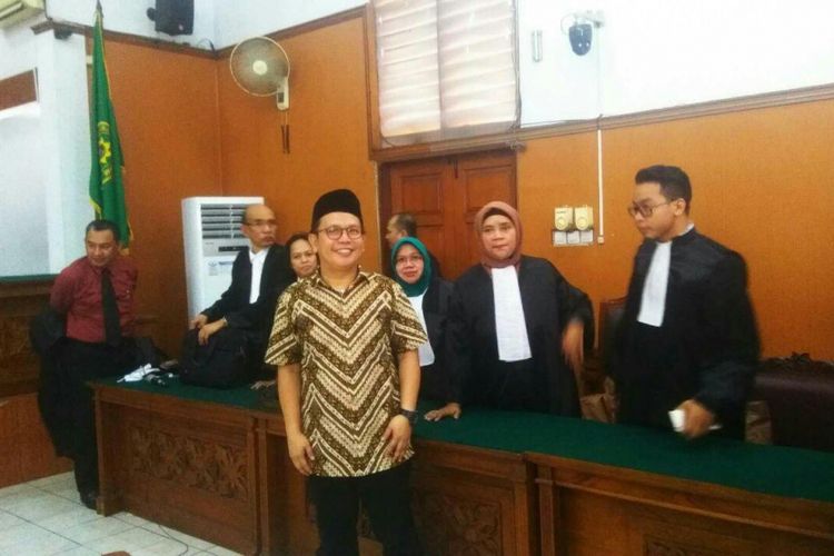 Aktivis Jamran menjalani sidang putusan kasus UU ITE di Pengadilan Negeri Jakarta Selatan, Senin (5/6/2017).