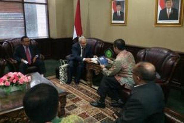 Mufti Agung Australia, Professor Ibrahim Mohamed (kiri) bertemu dengan Menteri Agama Indonesia Lukman Saifuddin mendesak pengampunan bagi Andrew Chan dan Myuran Sukumaran.