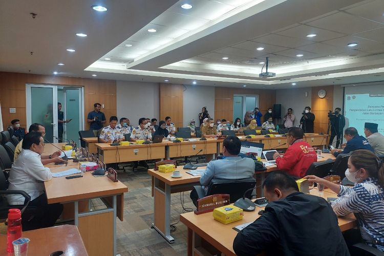 Suasana rapat Komisi B DPRD DKI Jakarta di Gedung DPRD DKI Jakarta, Senin (16/1/2023).