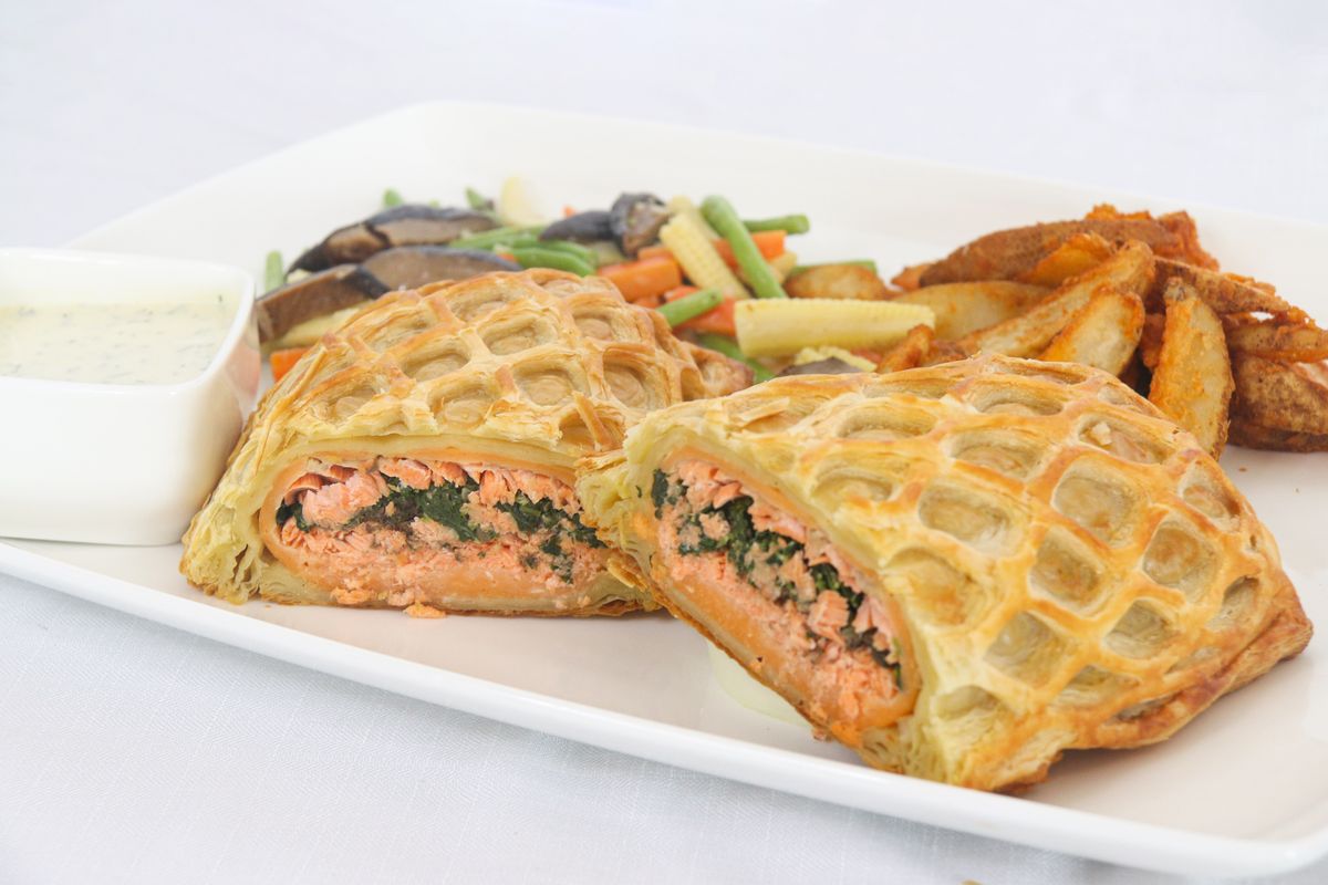 Salmon wellington di SALT All Day Dining.