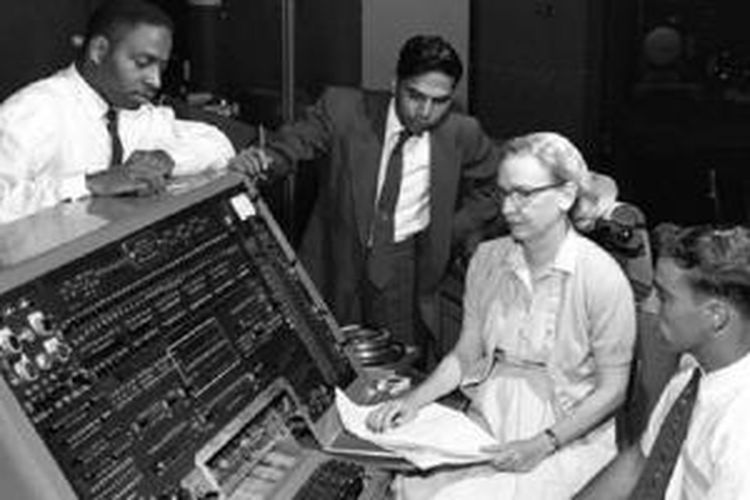 Grace Hopper, tokoh pembuat program komputer pada masa Perang Dunia II