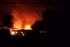 Sudah 10 Jam Api Membakar Pabrik Kosmetik di Bekasi