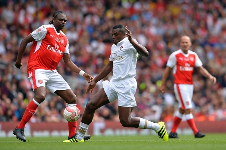 Legenda AC Milan, Marcel Desailly (kanan), berebut bola dengan legenda Arsenal, Kanu, dalam pertandingan amal antara legenda Arsenal dan Milan Glorie di Stadion Emirates, London, 3 September 2016.
