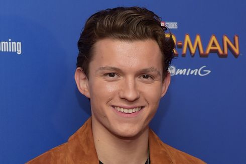 Tom Holland Makan dan Minum Lewat Mata Saat Kenakan Kostum Spider-Man